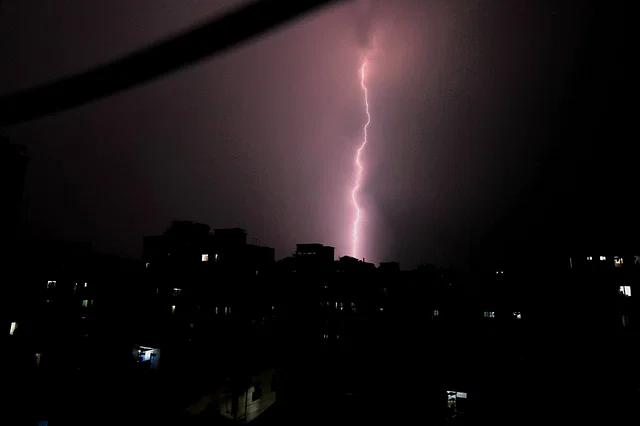 ঢাকায় হঠাৎ শিলাবৃষ্টি, কারণ জানাল আবহাওয়া অধিদপ্তর