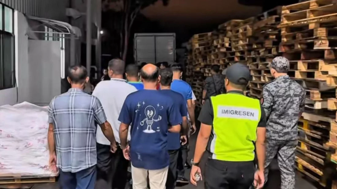 মালয়েশিয়ায় কারখানায় অভিযান, ৪৫ বাংলাদেশিসহ ১২৩ বিদেশি আটক